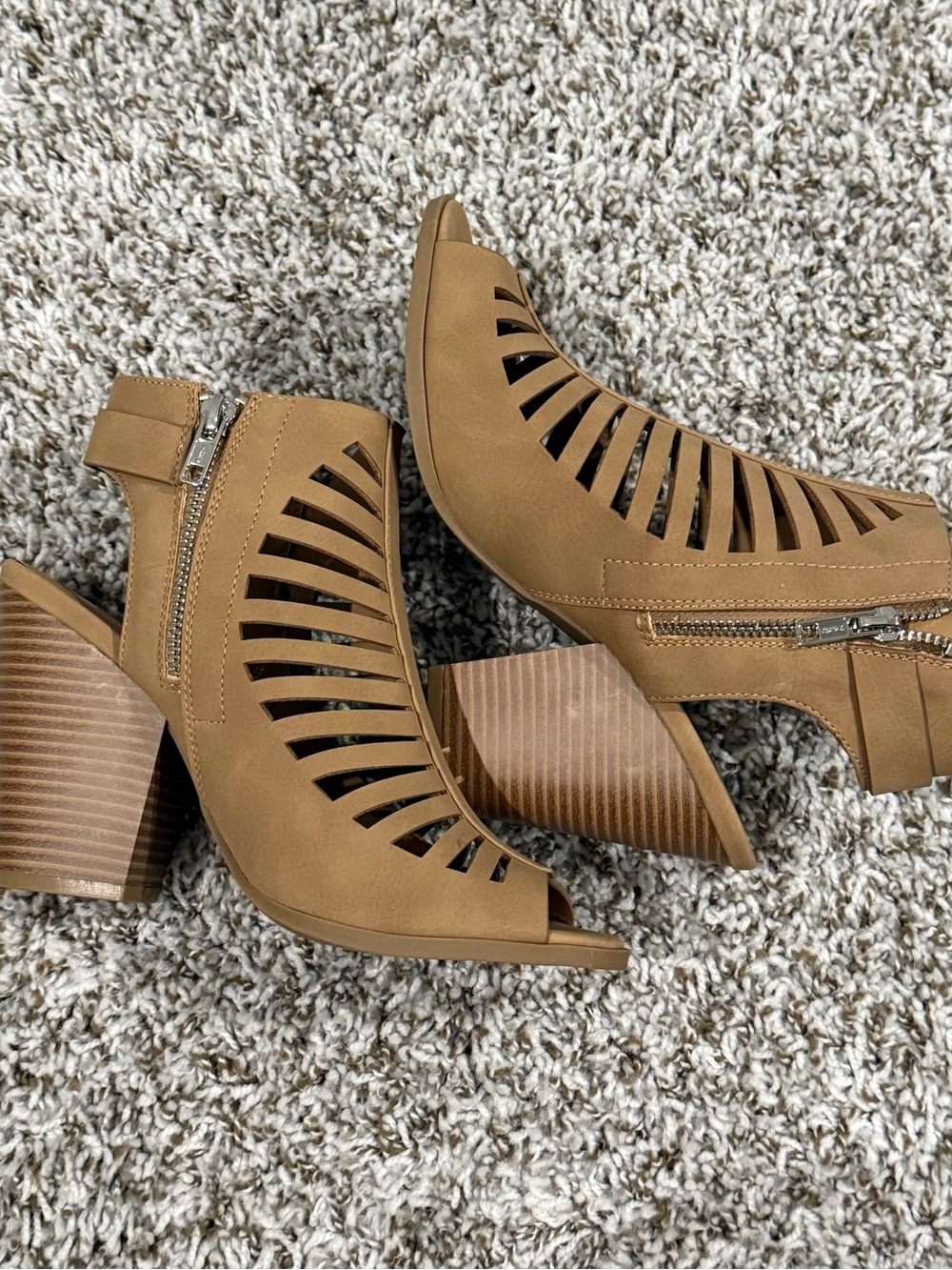 Women’s Cutout Peep-Toe Block Heel Sandals in Tan